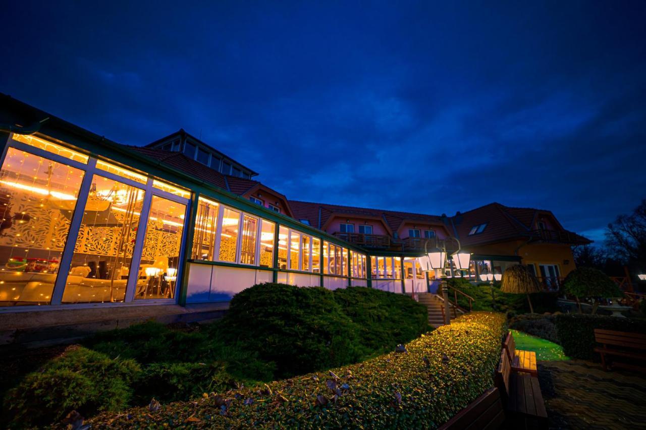 Martoni Resort & Restaurant Szigetszentmarton ภายนอก รูปภาพ